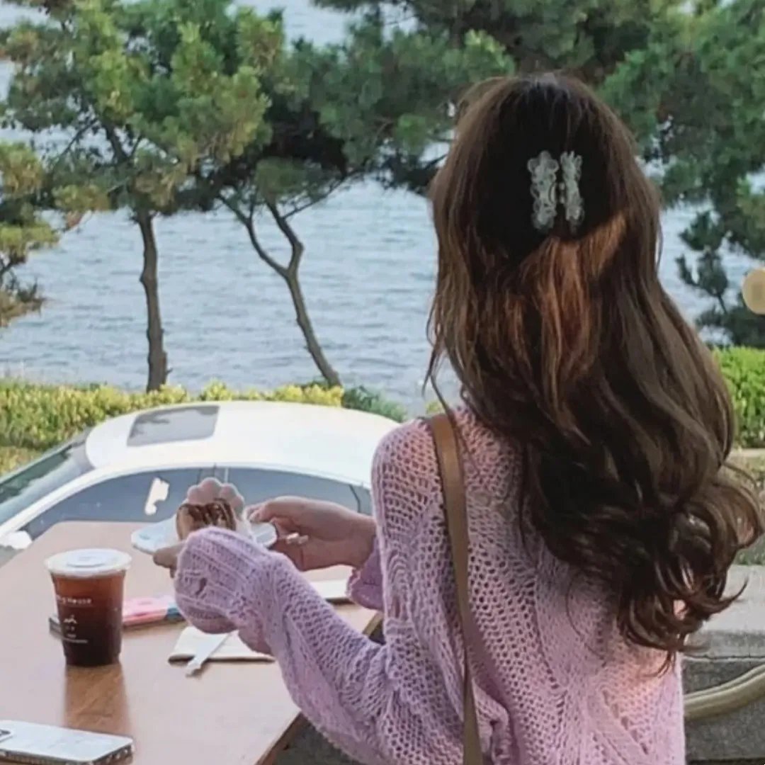 端盘子的姑娘